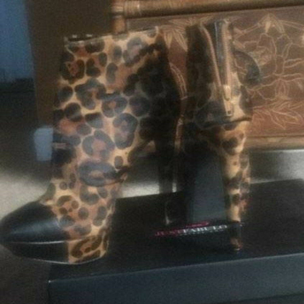 Jessica Simpson leopard booties - Picture 3 of 3
